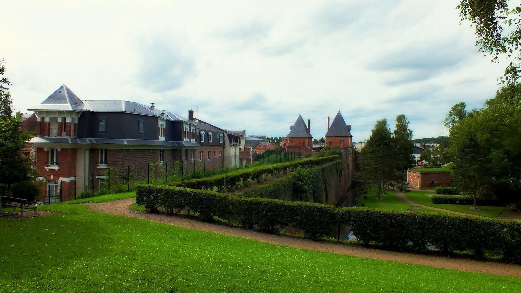 Auberge Des Remparts Péronne Exterior foto
